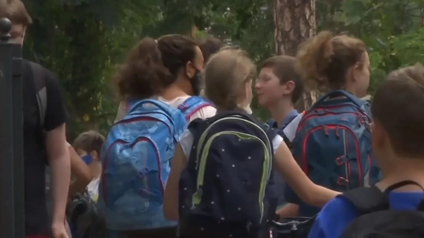 Miles de niños en Alemania regresan al colegio entre mucha incertidumbre por los rebrotes de coronavirus Miles de niños en Alemania regresan al colegio entre mucha incertidumbre por los rebrotes de coronavirus
