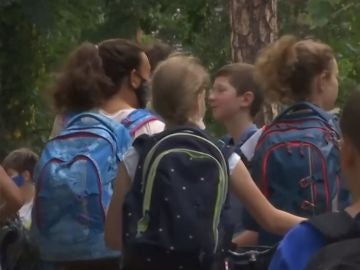Grupo de ni&ntilde;os en la vuelta al cole