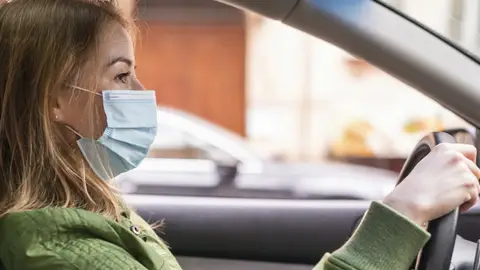 Cómo guardar las mascarillas en el coche: tirarlas puede suponer una sanción de 3000 euros Cómo guardar las mascarillas en el coche: tirarlas puede suponer una sanción de 3000 euros