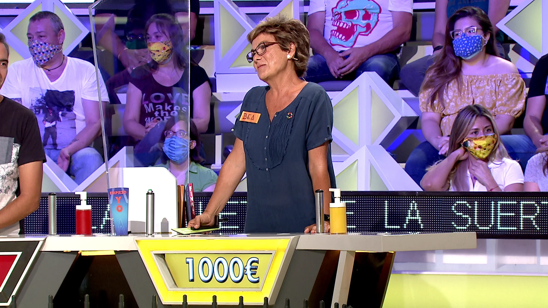 ¡Lo nunca visto! Dani ayuda a su compañera Bea a ganar 2.000€ en 'La ruleta de la suerte'