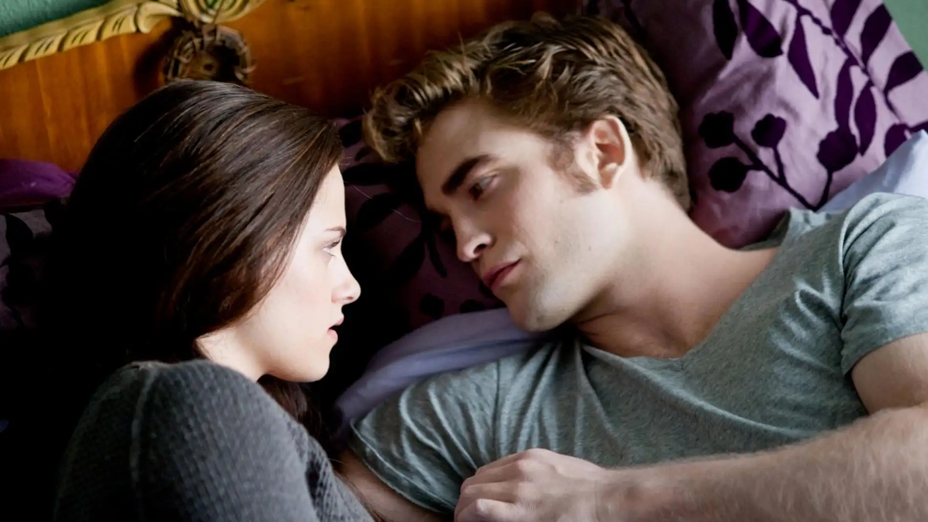 Kristen Stewart y Robert Pattinson como Bella y Edward en 'Crepúsculo'