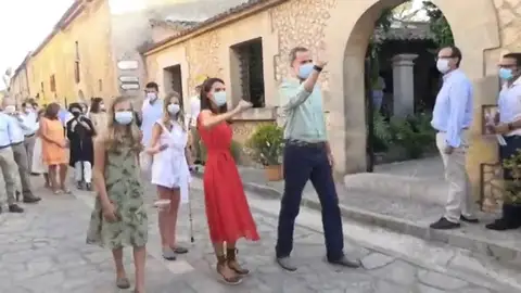 Los reyes y sus hijas visitan la localidad mallorquina de Petra una semana después de la marcha de Juan Carlos I Los reyes y sus hijas visitan la localidad mallorquina de Petra una semana después de la marcha de Juan Carlos I