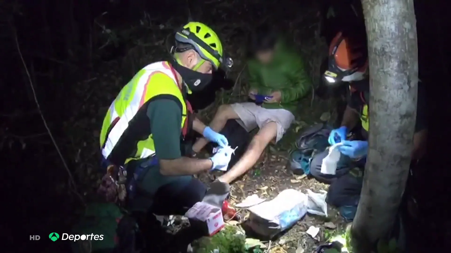 El complicado rescate de 12 horas de la Guardia Civil a tres senderistas: "No dábamos crédito" El complicado rescate de 12 horas de la Guardia Civil a tres senderistas: "No dábamos crédito"