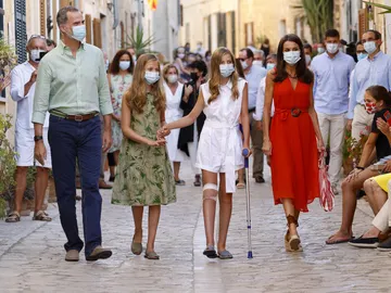 Los Reyes junto a sus hijas, la princesa Leonor y la infanta Sofía Los Reyes junto a sus hijas, la princesa Leonor y la infanta Sofía