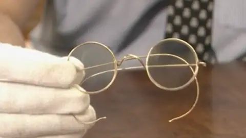 Subastan las gafas de Gandhi Subastan las gafas de Gandhi