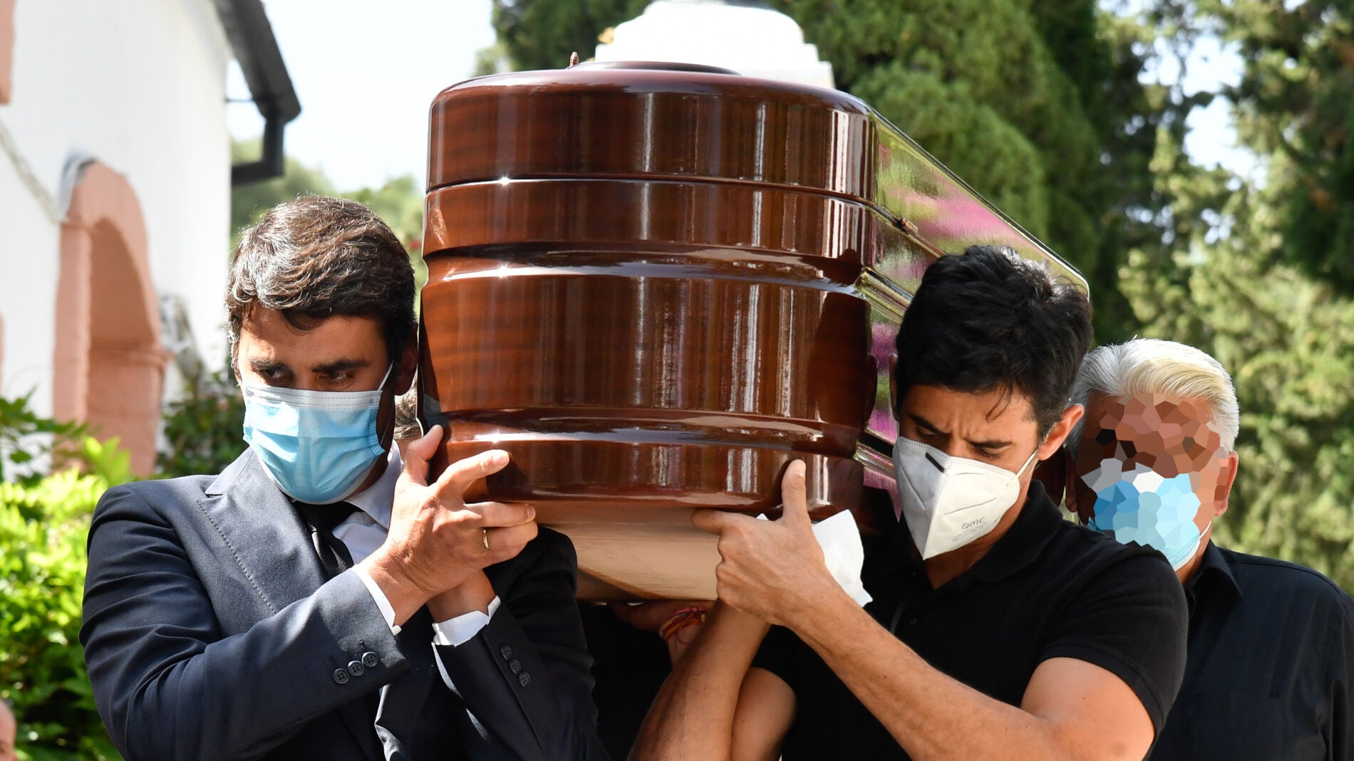 Jesulín de Ubrique y Víctor Janeiro portando el féretro de su padre