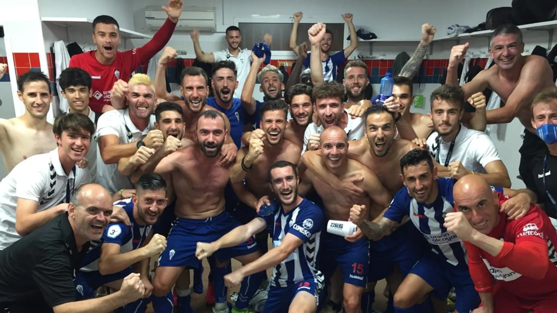 La plantilla del CD Alcoyano celebra una victoria en el vestuario La plantilla del CD Alcoyano celebra una victoria en el vestuario