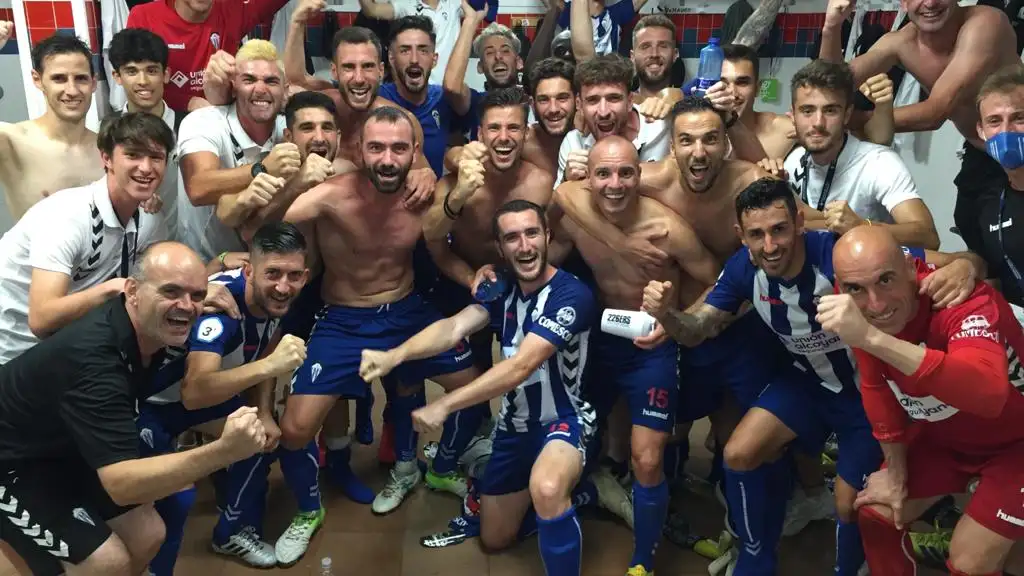 La plantilla del CD Alcoyano celebra una victoria en el vestuario La plantilla del CD Alcoyano celebra una victoria en el vestuario