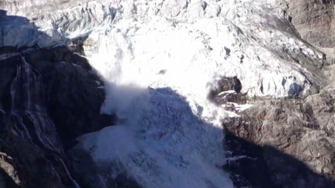 El impresionante momento en el que parte de un glaciar se desprende en ...