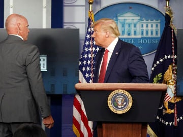 Donald Trump, obligado a abandonar una rueda de prensa por un tiroteo fuera de la Casa Blanca