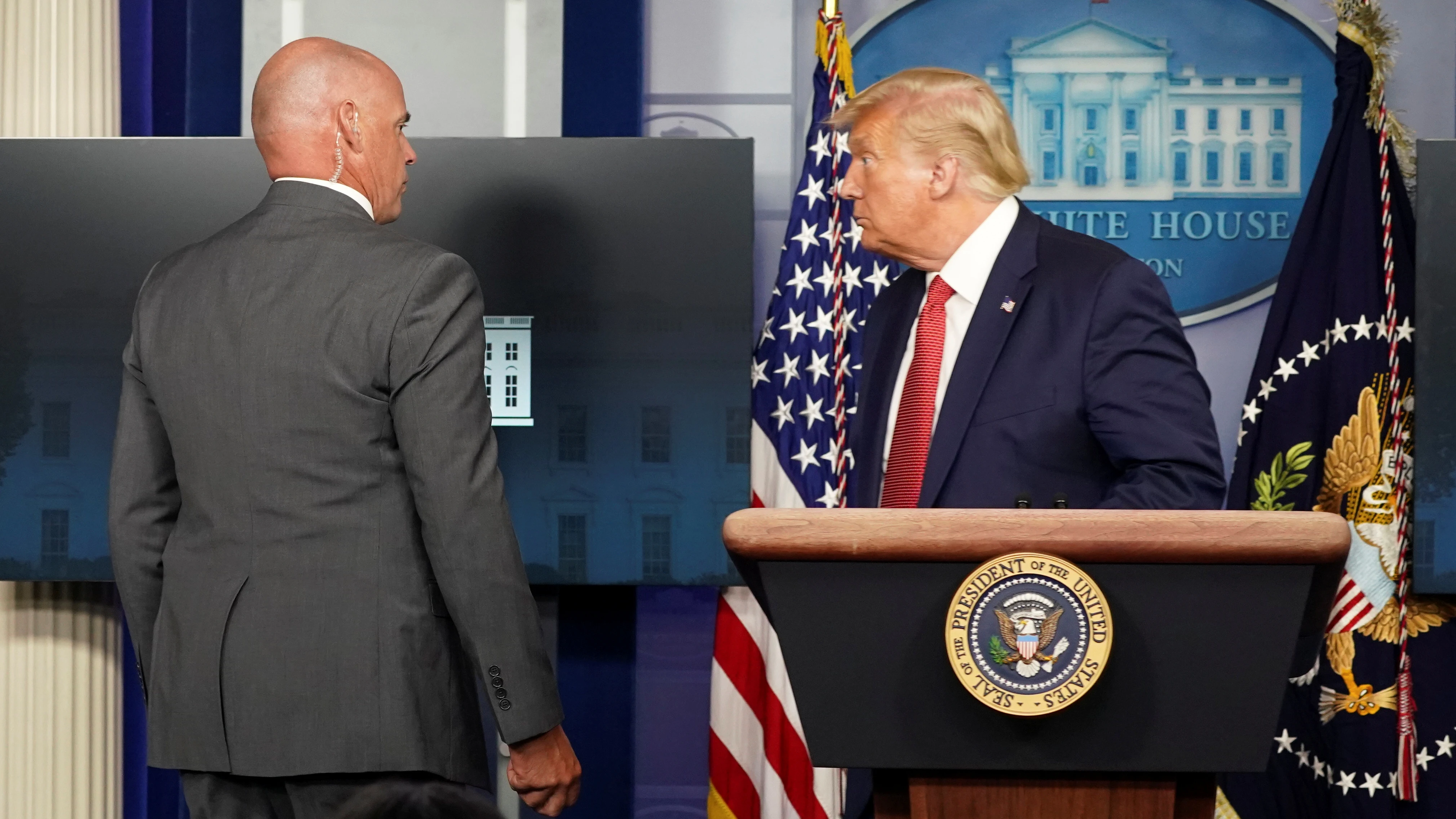 Donald Trump, obligado a abandonar una rueda de prensa por un tiroteo fuera de la Casa Blanca Donald Trump, obligado a abandonar una rueda de prensa por un tiroteo fuera de la Casa Blanca