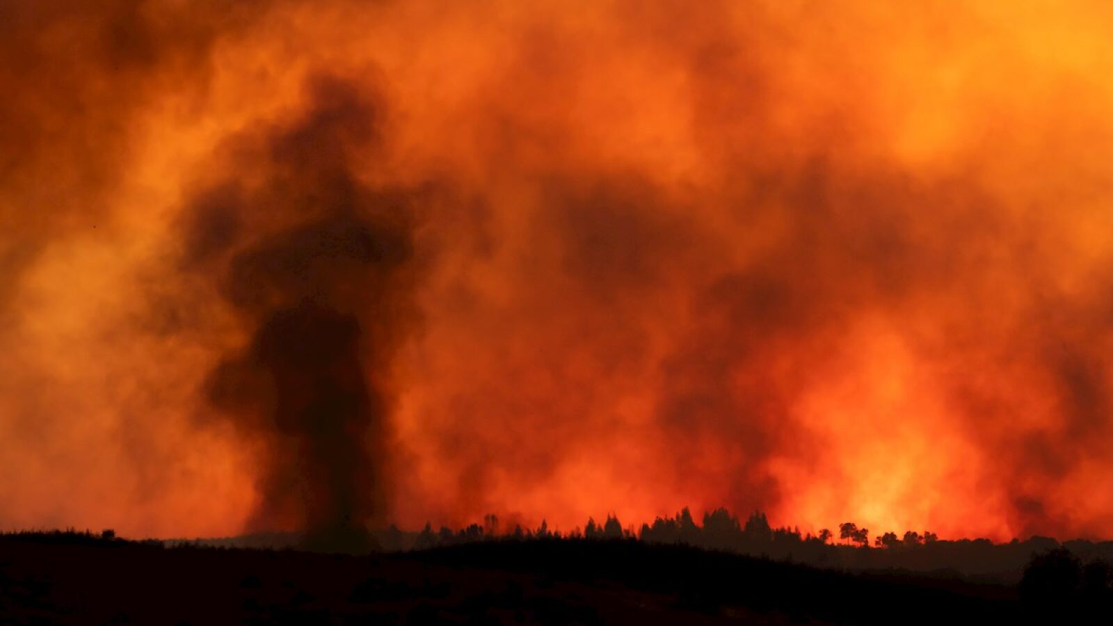 Un grave incendio en Huelva obliga a desalojar a 200 personas y quema varias casas y naves industriales