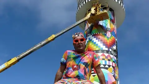 Polémica por la colorida intervención de Okuda en el cántabro Faro de Ajo Polémica por la colorida intervención de Okuda en el cántabro Faro de Ajo