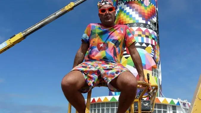 Polémica por la colorida intervención de Okuda en el cántabro Faro de Ajo Polémica por la colorida intervención de Okuda en el cántabro Faro de Ajo