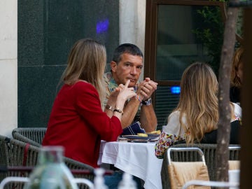 Antonio Banderas junto a su novia Nicole Kimpel