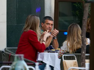 Antonio Banderas junto a su novia Nicole Kimpel Antonio Banderas junto a su novia Nicole Kimpel