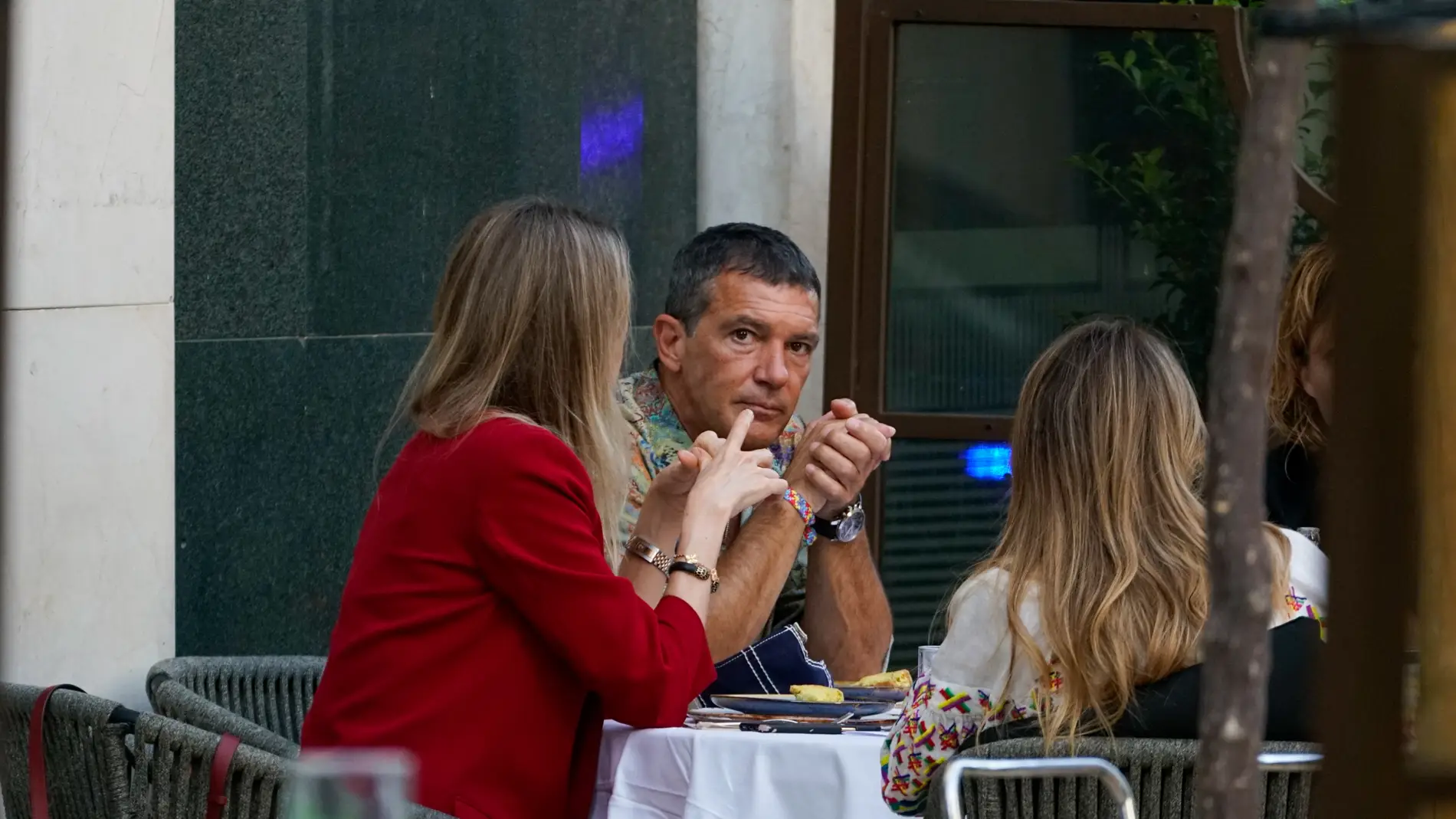Antonio Banderas junto a su novia Nicole Kimpel