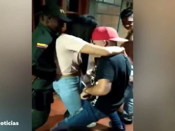 Dos policías acuden a clausurar una fiesta ilegal en Colombia y terminan quedándose en ella