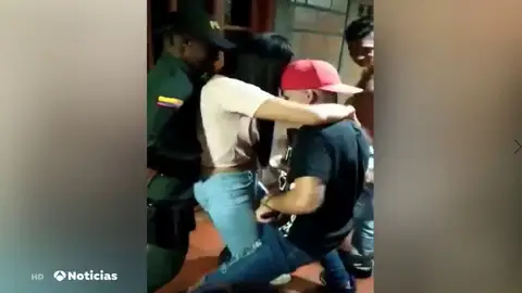 Dos policías acuden a clausurar una fiesta ilegal en Colombia y terminan quedándose en ella Dos policías acuden a clausurar una fiesta ilegal en Colombia y terminan quedándose en ella