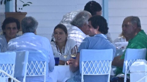 Cayetana Rivera, junto a su familia