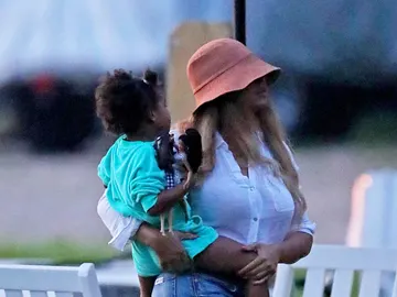 Beyoncé con su hija pequeña en brazos Beyoncé con su hija pequeña en brazos