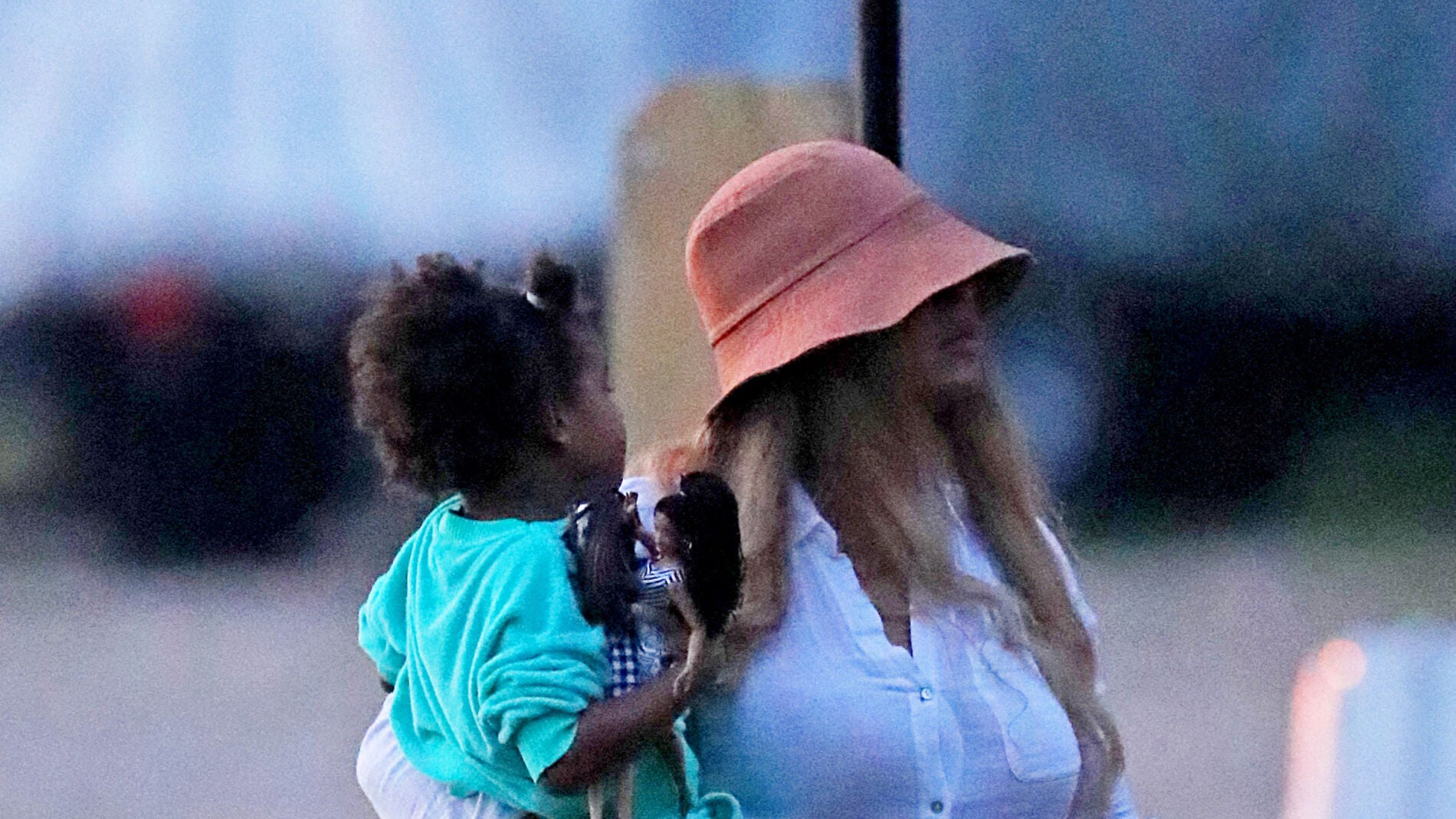 Beyoncé con su hija pequeña en brazos