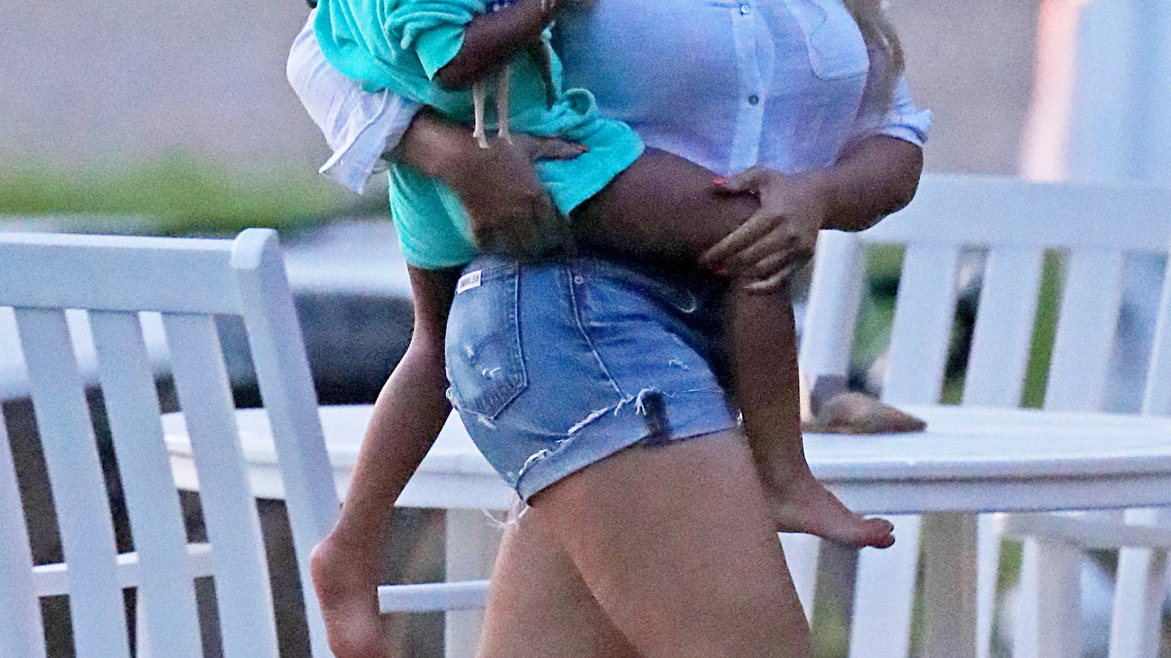 Beyoncé con su hija pequeña en brazos Beyoncé con su hija pequeña en brazos