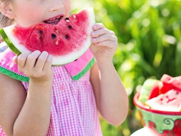 niña comiendo sandía