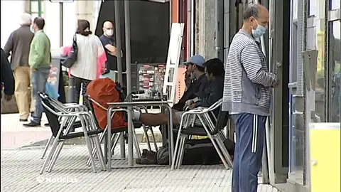 Un juez obliga a confinarse a una familia en Mataró y la Policía Local los visita cinco veces diarias Un juez obliga a confinarse a una familia en Mataró y la Policía Local los visita cinco veces diarias
