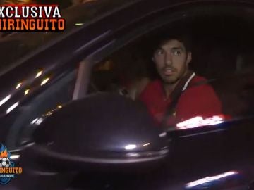 Graban a Leo Messi y a Luis Suárez a la salida de un restaurante de Barcelona