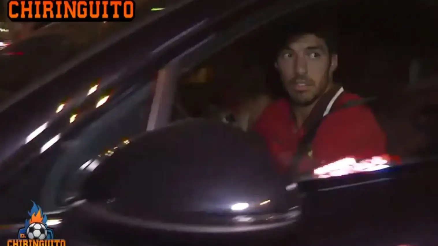 Graban a Leo Messi y a Luis Suárez a la salida de un restaurante de Barcelona Graban a Leo Messi y a Luis Suárez a la salida de un restaurante de Barcelona