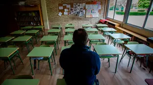 Un profesor en una clase vacía de un instituto Vuelta al cole