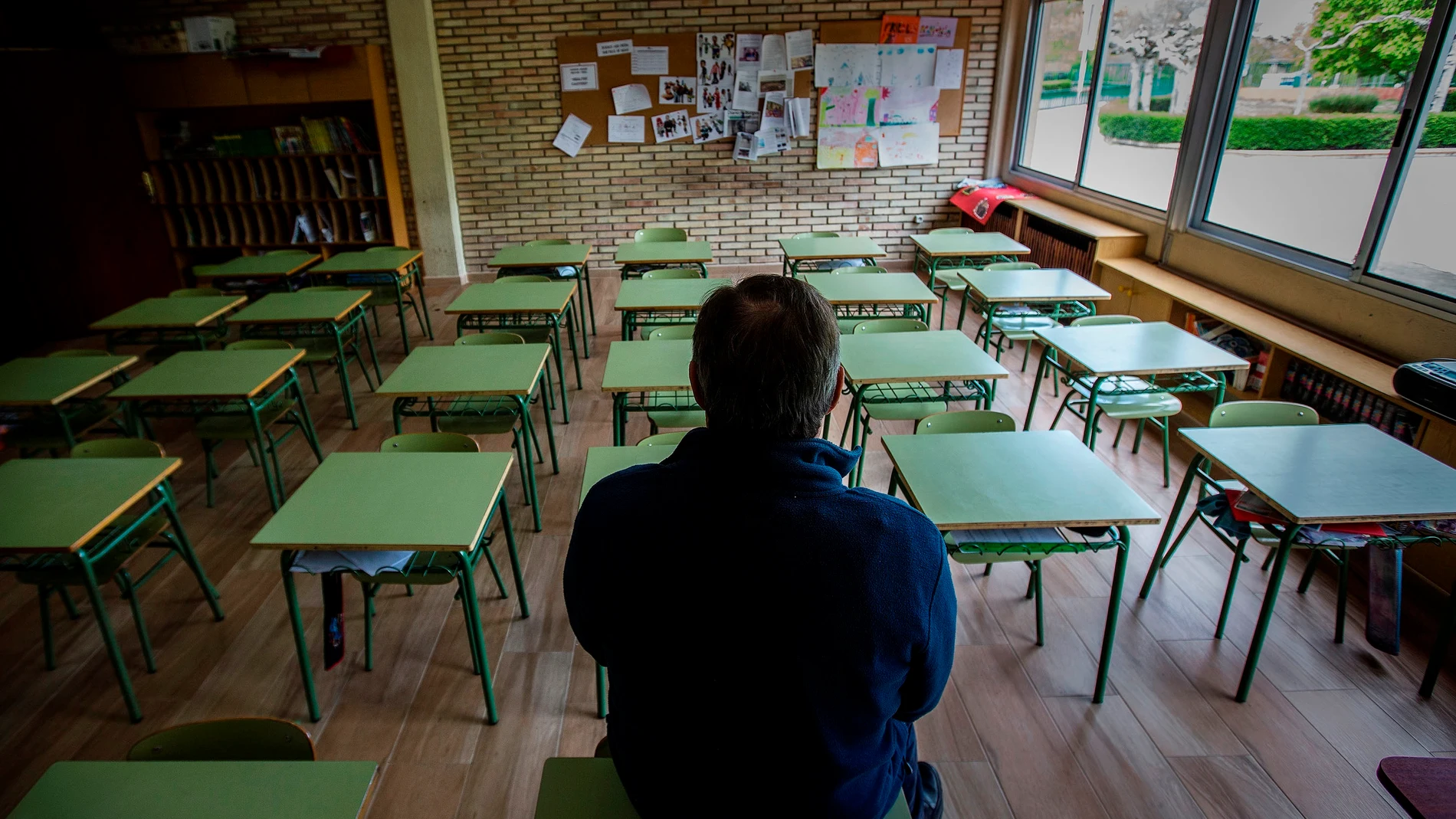 Un profesor en una clase vacía de un instituto Un profesor en una clase vacía de un instituto