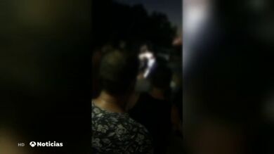 El momento en el que unos vecinos consiguen evitar la entrada de unos okupas a una casa de Eurovillas, en Madrid
