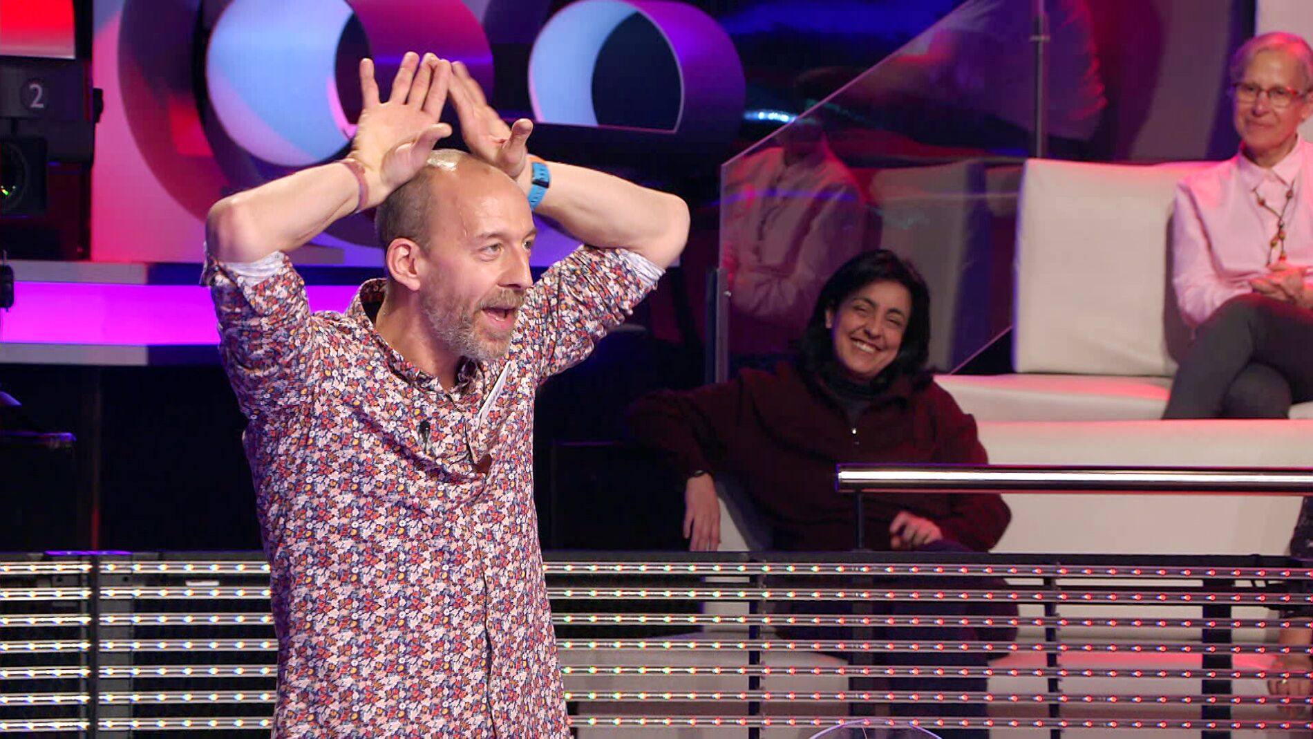 ¿De dónde nace el dicho 'aplaudir con las orejas'?: La curiosa explicación de un concursante de '¡Ahora caigo!'