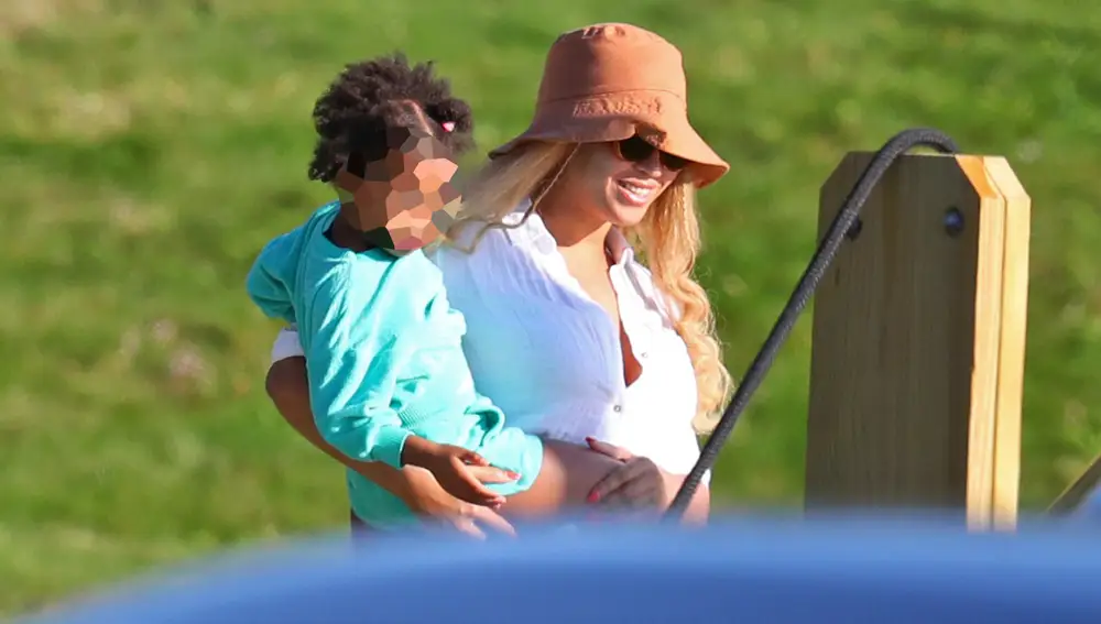 Beyoncé cogiendo a su hija en brazos
