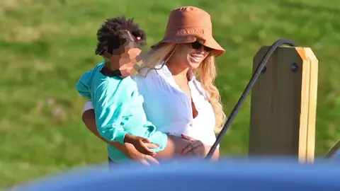 Beyoncé cogiendo a su hija en brazos RADIANTE DE FELICIDAD