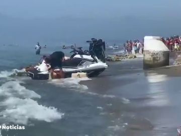 Dos motos de agua cargadas de droga irrumpen en plena playa de Marbella llena de bañistas