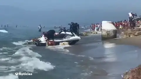 Dos motos de agua cargadas de droga irrumpen en plena playa de Marbella llena de bañistas Dos motos de agua cargadas de droga irrumpen en plena playa de Marbella llena de bañistas