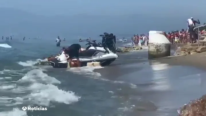 Dos motos de agua cargadas de droga irrumpen en plena playa de Marbella llena de ba&ntilde;istas
