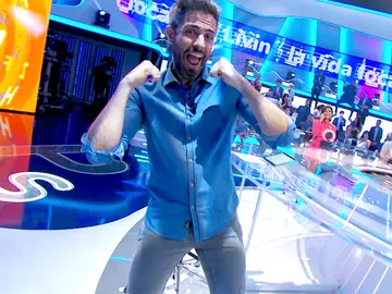 Roberto Leal demuestra lo bien que mueve las caderas al ritmo de ‘Livin’ la vida loca’ de Ricky Martin Roberto Leal demuestra lo bien que mueve las caderas al ritmo de ‘Livin’ la vida loca’ de Ricky Martin