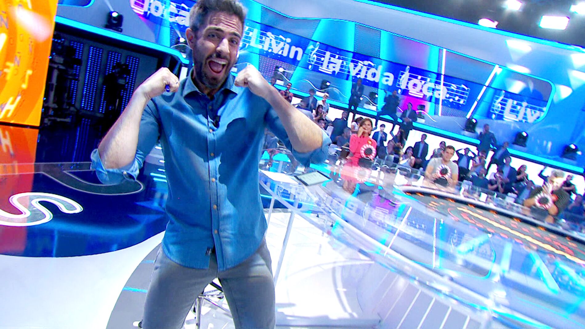 Roberto Leal demuestra lo bien que mueve las caderas al ritmo de ‘Livin’ la vida loca’ de Ricky Martin 