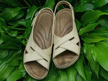 Sandalias desgastadas con la marca de los dedos Sandalias desgastadas con la marca de los dedos