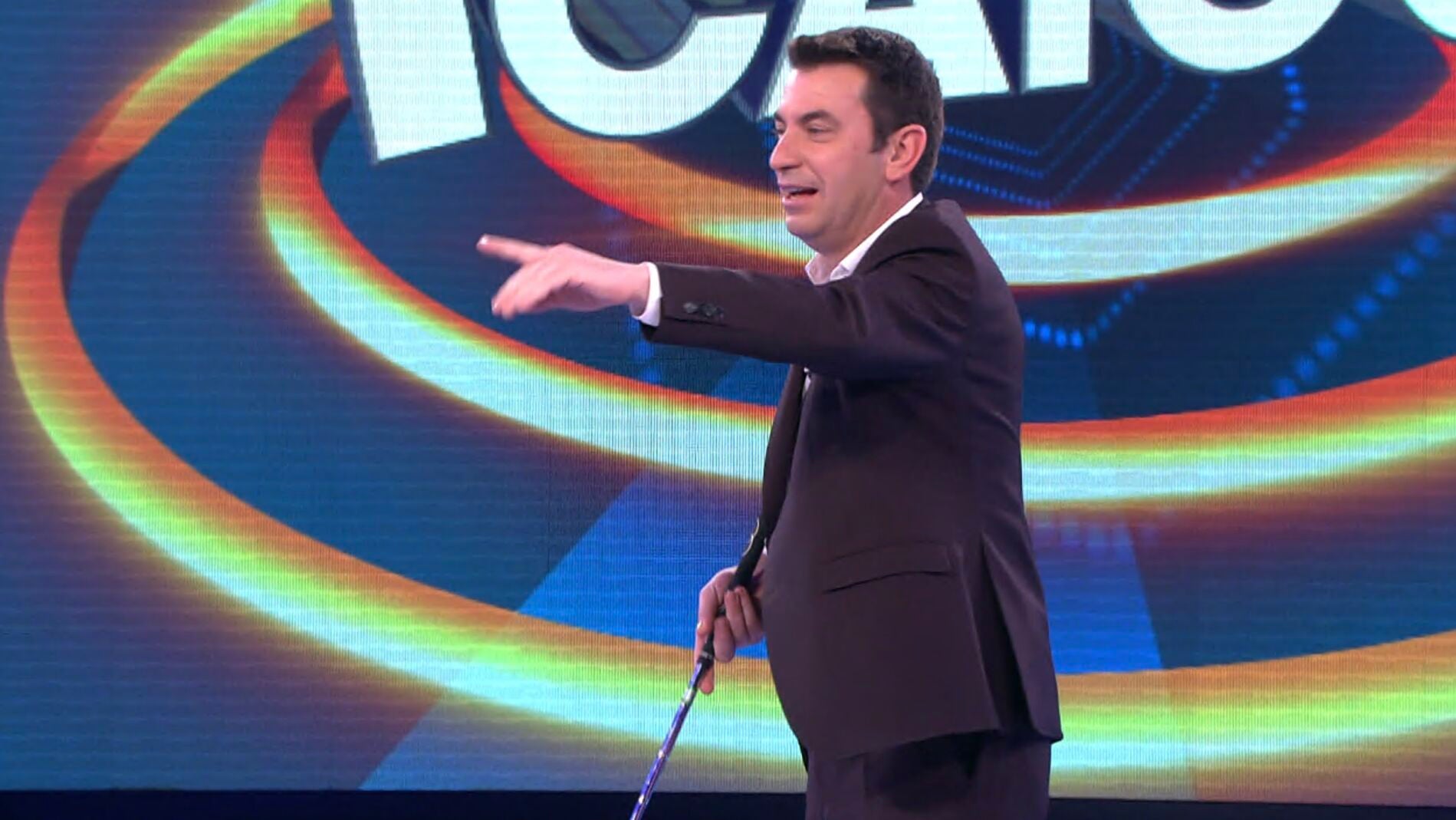 Arturo Valls prueba su punter&iacute;a jugando al golf&hellip; &iexcl;contra los c&aacute;maras de &ldquo;&iexcl;Ahora caigo!&rdquo;!