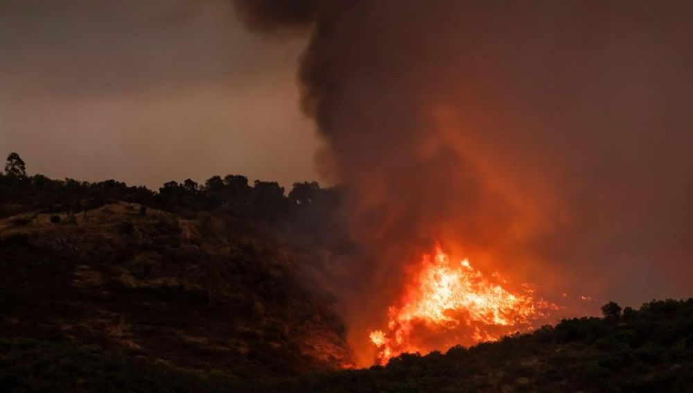 El humo provocado por el incendio en Almonaster la Real (Huelva) se extiende hasta Jaén y Córdoba