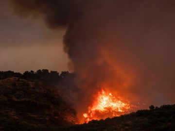 El humo provocado por el incendio en Almonaster la Real (Huelva) se extiende hasta Jaén y Córdoba