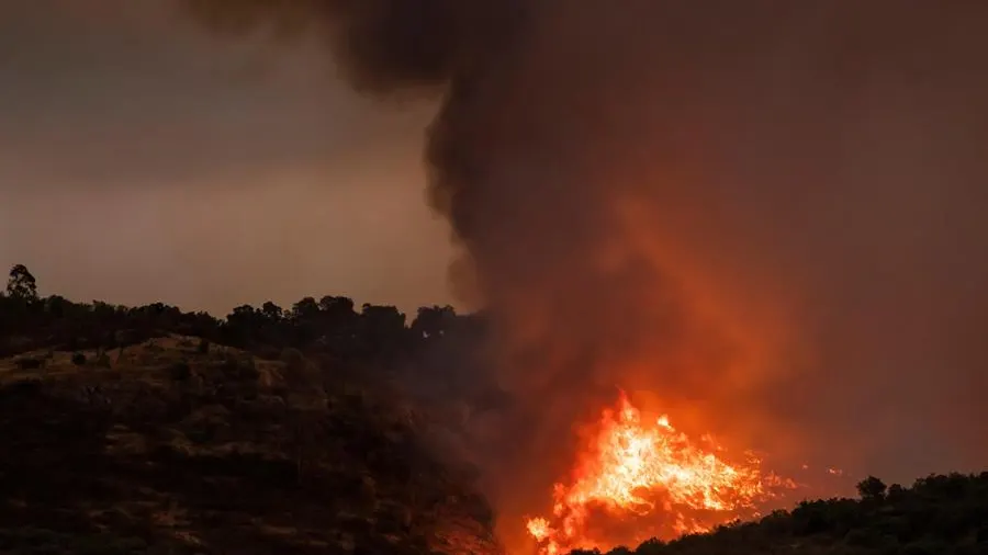 El humo provocado por el incendio en Almonaster la Real (Huelva) se extiende hasta Ja&eacute;n y C&oacute;rdoba