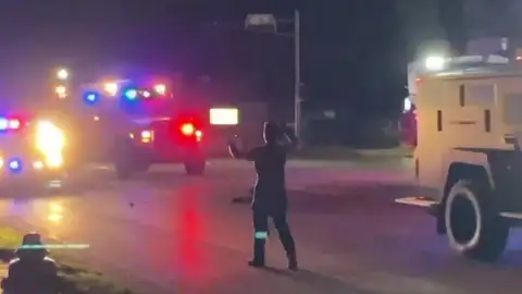 El joven de 17 años que mato a dos personas en una protesta en Wisconsin se enfrenta a seis cargos criminales El joven de 17 años que mato a dos personas en una protesta en Wisconsin se enfrenta a seis cargos criminales