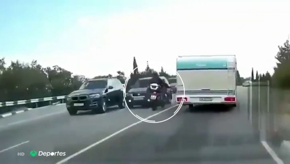 Espeluznante accidente de un motorista que invadió el carril contrario de forma ilegal para adelantar a una caravana