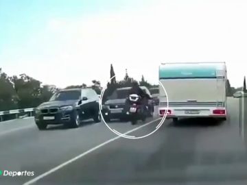 Espeluznante accidente de un motorista que invadió el carril contrario de forma ilegal para adelantar a una caravana